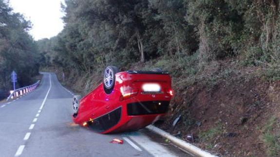 Un menor le coge el coche a su padre, lo vuelca y da positivo en alcohol en Cataluña