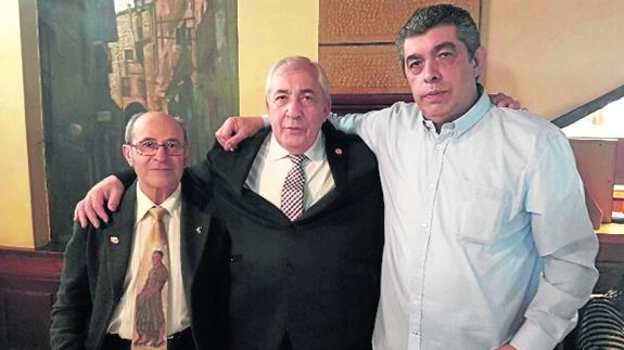 El nuevo presidente de la peña, Juan Antonio de Blas, Luis María López y Luis López.