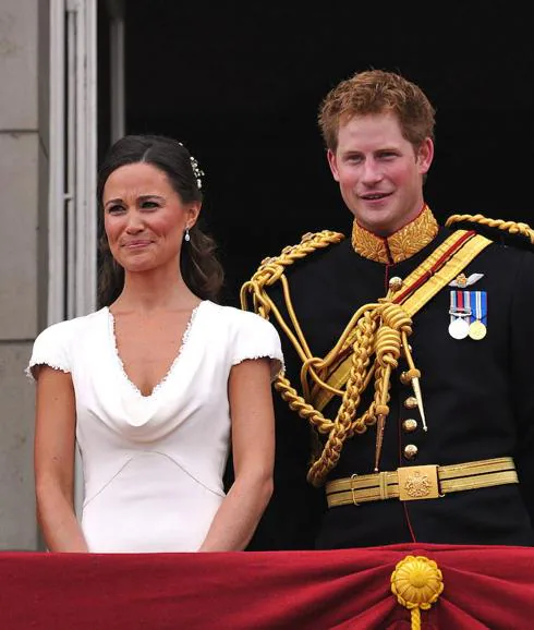 El Príncipe Enrique y Pippa Middleton en el balcón del Palacio de Buckingham en 2011