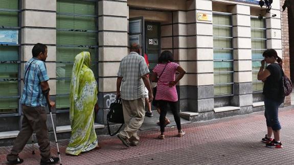 Personas ajenas a la información acceden a la oficina de Lanbide en San Martín.