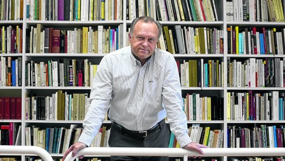 Miguel Pardeza, en su casa madrileña de San Sebastián de los Reyes.
