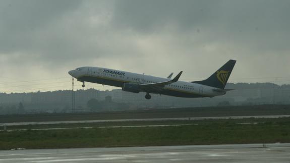 Despegue del último avión de la compañía Ryanair que cubría la línea Vitoria con Dublín