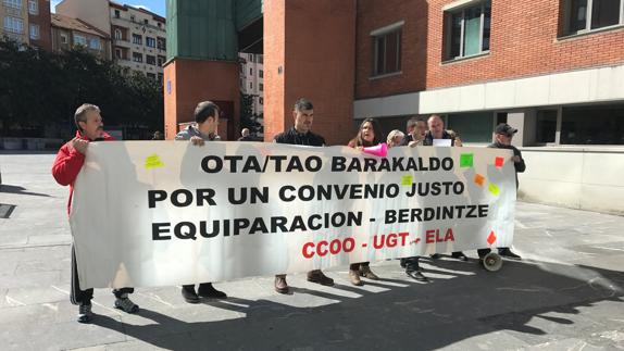 El comité se manifestó ayer ante el Consistorio.