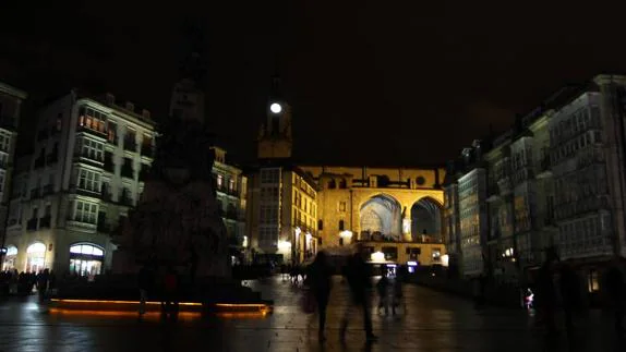 La plaza de la Virgen Blanca, durante 'La Hora del Planeta'. 