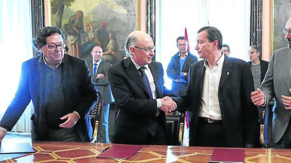 Montoro suscribe el acuerdo, ayer con representantes de CC OO, UGT y CSIF.