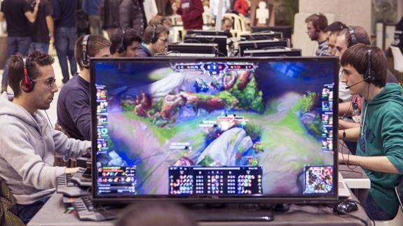 Jóvenes participan en una concentración de ‘gamers’.