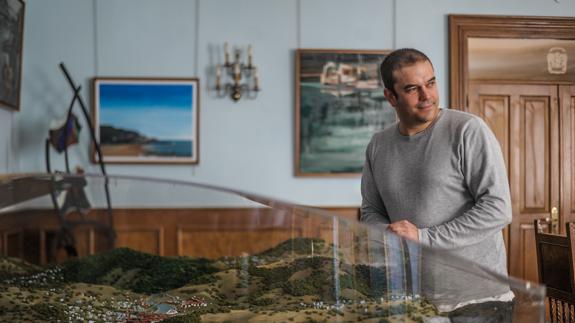 El alcalde trabajó en el museo de la villa durante siete años.