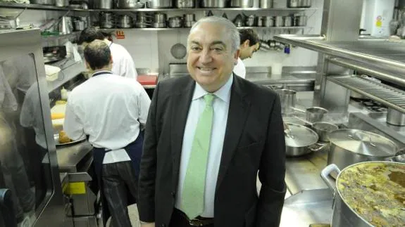 Gonzalo Antón, en la cocina del Zaldiaran, restaurante con una estrella Michelin.