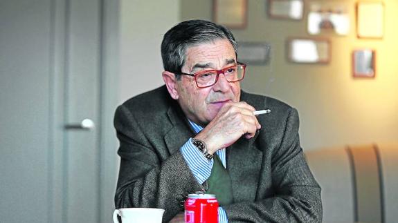 Mario Fernández, en un momento de la entrevista, con el tabaco y la Coca Cola, dos de sus inseparables 'compañías'.
