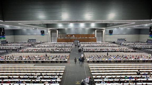 Los aspirantes esperan a que arranquen las pruebas ayer en el BEC.