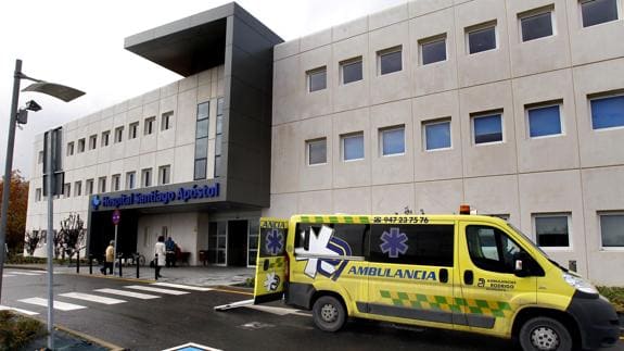 Una ambulancia en el acceso del hospital comarcal Santiago Apóstol.