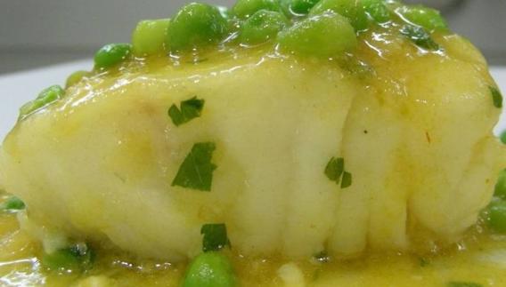 Merluza con guisantes.
