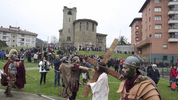 Los visistantes se sorprenden con la dureza del Vía Crucis.