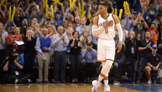El base Russell Westbrook recibe los aplausos del público por su récord.  