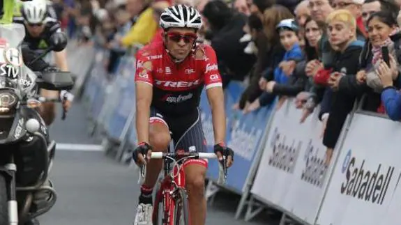 Contador, con el maillot desgarrado.