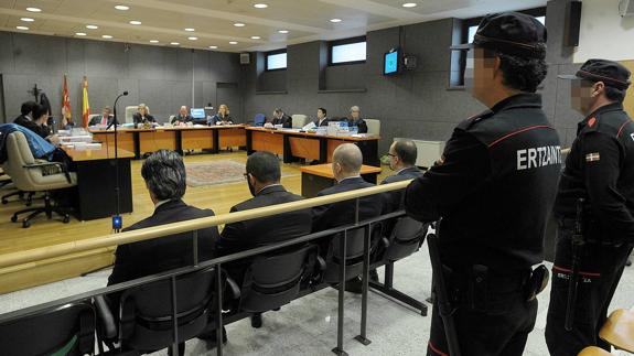 Los cuatro guardias civiles procesados, en el juicio en la Audiencia de Bizkaia.