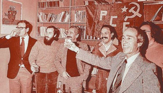 Tamames, a la izquierda, brinda con ron cubano junto a otros dirigentes del PCE por la legalización.