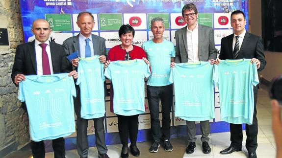 Los patrocinadores junto a la diputada Igone Martínez de Luna, el alcalde Gorka Urtaran y Martín Fiz. 