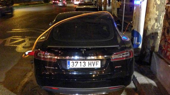 Un vehículo eléctrico Tesla, en un punto de recarga en Madrid.