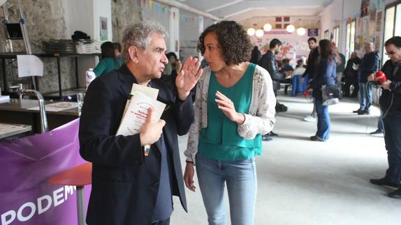 El escritor Bernardo Atxaga, junto a Nagua Alba. 