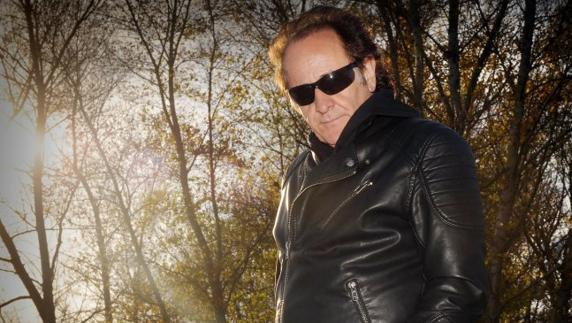 Actitud. Johnny Cifuentes y sus inseparables gafas de sol en la actualidad.