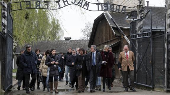 Iñigo Urkullu entra al campo de concentración de Auschwitz. 