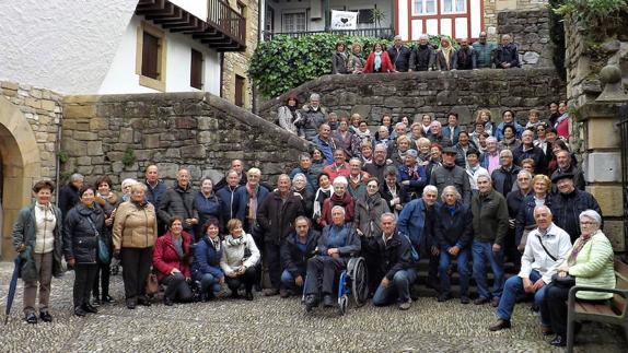 Integrantes de Bizidun posan en una excursión cultural a Hondarribia e Irún. 