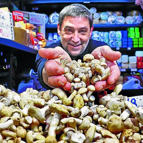 Santi, de Quesos Rosa Mari, arriba, muestra su oferta de la codiciada seta.