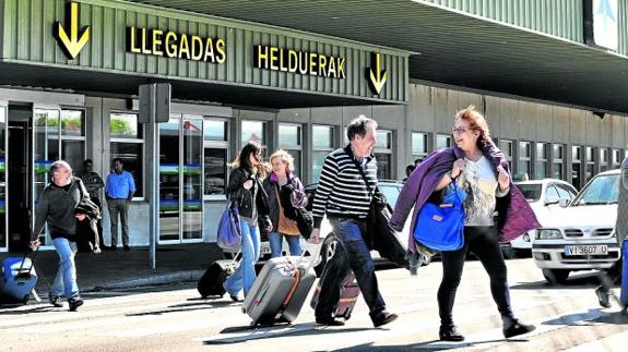 Viajeros a la salida del aeropuerto de Foronda.