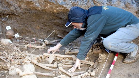 El forense Francisco Etxeberria, en una exhumación de una fosa común en Álava.
