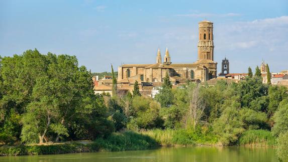 La torre de la catedral domina la parte antigua de la ciudad bañada por el río Ebro.