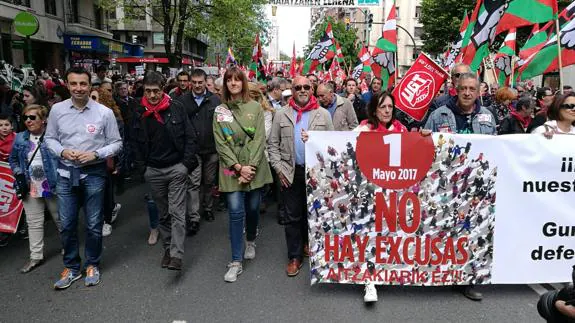 López, junto a Mendia, ha participado en la manifestación convocada por UGT y CC OO en Bilbao. 