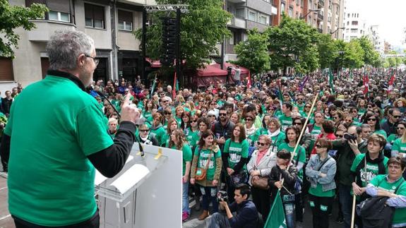 'Txiki' Muñoz se dirige a los manifestantes. 