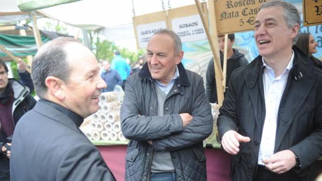 El lehendakari conversa con el diputado general de Álava y el obispo de Vitoria. 