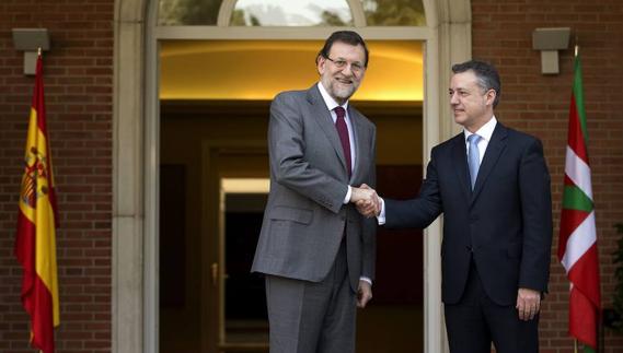 Rajoy y Urkullu se estrechan la mano en un encuentro en 2013.