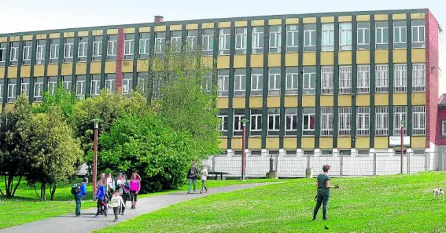 El colegio público Ruperto Medina de Portugalete, que se creó hace 50 años, acoge en la actualidad a cerca de 120 alumnos. 