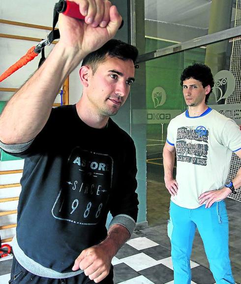 Urrutikoetxea en un entrenamiento físico junto a su preparador Iker López. 