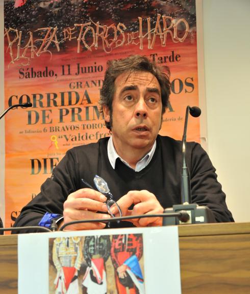 Pedro Postigo presenta el último cartel que se ha celebrado en la plaza de toros de Haro. 