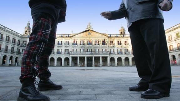 Un hijo discute con su padre en la plaza de España de Vitoria.