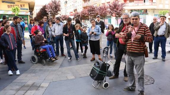 Vecinos, comerciantes y representantes de asociaciones de Coronación se fueron pasando el micrófono durante la ruta.