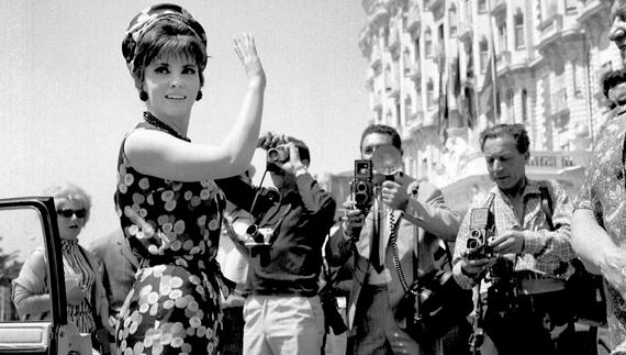 La actriz Gina Lollobrigida saluda a los fotógrafos frente al hotelCarlton en 1950. Hoy las estrellas más rutilantes prefieren dormir en el más discreto y exclusivo Hotel du Cap, en Antibes.  