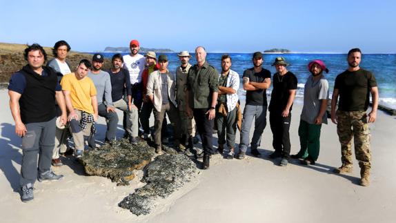 Pedro García Aguado, en el centro, con los catorce concursantes de este nuevo programa de aventura extrema.