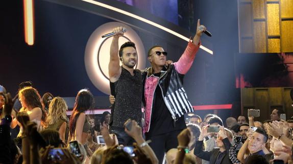 Luis Fonsi y Daddy Yankee en la gala de los Premios Billboard de la Música Latina.