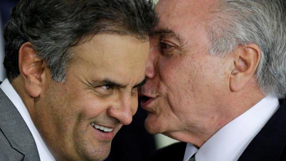 Temer, a la derecha, dialoga con el senador Aecio Neves durante un acto oficial. 