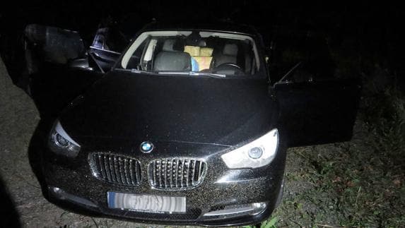 El BMW fue abandonado por su conductor en un camino rural de Irún con la droga en su interior. 