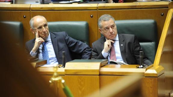 Josu Erkoreka e Íñigo Urkullu, este viernes en el Parlamento vasco.