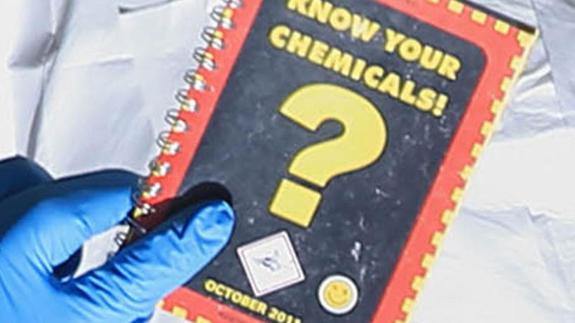 El libro que enseña cómo fabricar explosivos que ha sido hallado en casa del terrorista.