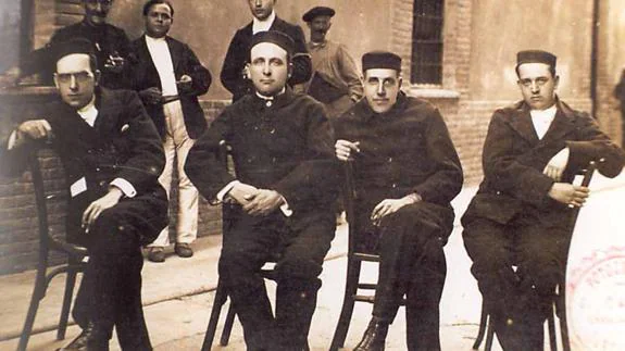 Saborit, Besteiro, Anguiano y Largo Caballero en el penal de Cartagena, condenados por su participación en la huelga de 1917.