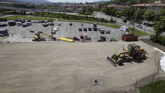 Las máquinas han comenzado ya a preparar la parcela de Los Tilos.