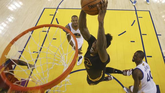 Imagen de un partido entre Warriors y Cavaliers.